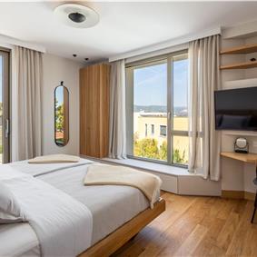 4 Bedroom Luxury Villa with Heated Pool and boat mooring, Ciovo near Trogir – Sleeps 8